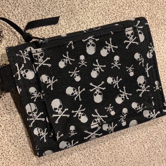 NWOT Skull & Cross Bones Tri-fold Wallet Purse with Chain Nylon/Velcro Closure - Picture 3 of 11